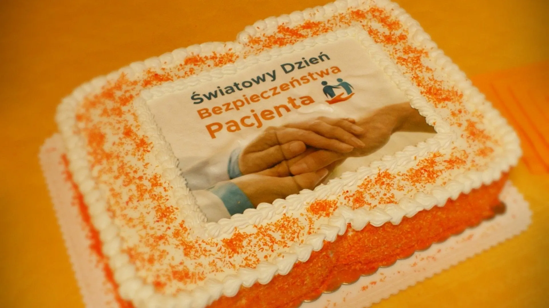 Przedsięwzięcie uświetni tort z symbolem „Światowego Dnia Bezpieczeństwa Pacjenta” oraz marchewkowe i dyniowe ciasteczka również w kolorze pomarańczowym