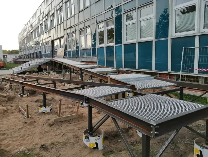 Postępują prace remontowe dotyczące budowy pochylni dla osób z niepełnosprawnościami wraz z przebudową schodów oraz modernizacją wejścia głównego do Szpitala Specjalistycznego w Pile im. Stanisława Staszica.