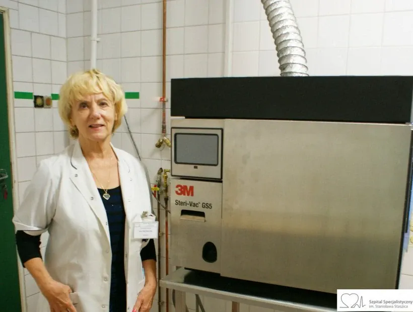 Kierownik Centralnej Sterylizatorni Ewa Michałek prezentuje sterylizator firmy 3M