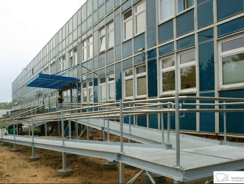 Nowa pochylnia dla osób z niepełnosprawnościami ułatwia dostęp do Szpitala osobom poruszającym się m.in. przy pomocy sprzętu wspomagającego.
