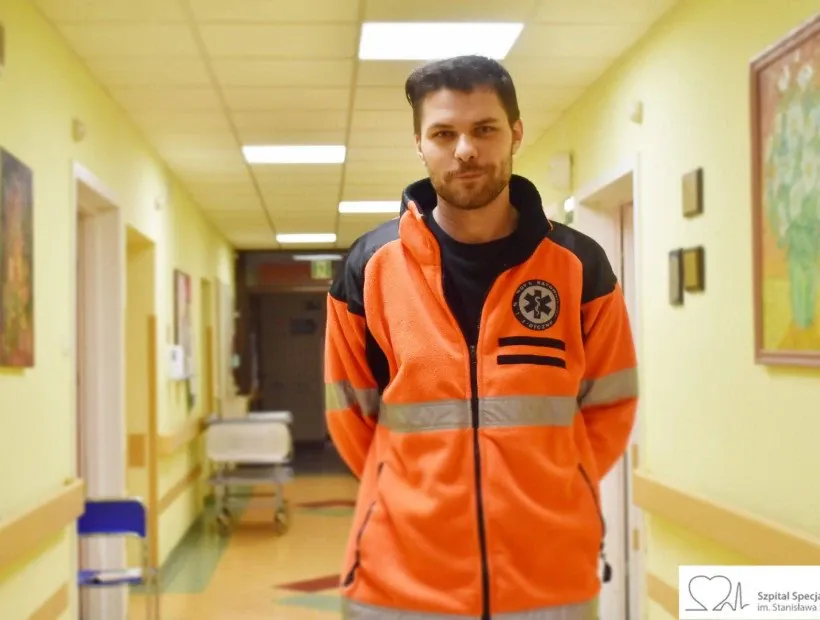 Pan Dariusz, na co dzień pracuje w Oddziale Neurologicznym z Pododdziałem Leczenia Udarów Mózgu. Z kolei w czasie wolnym od pracy angażuje się w liczne inicjatywy charytatywne.