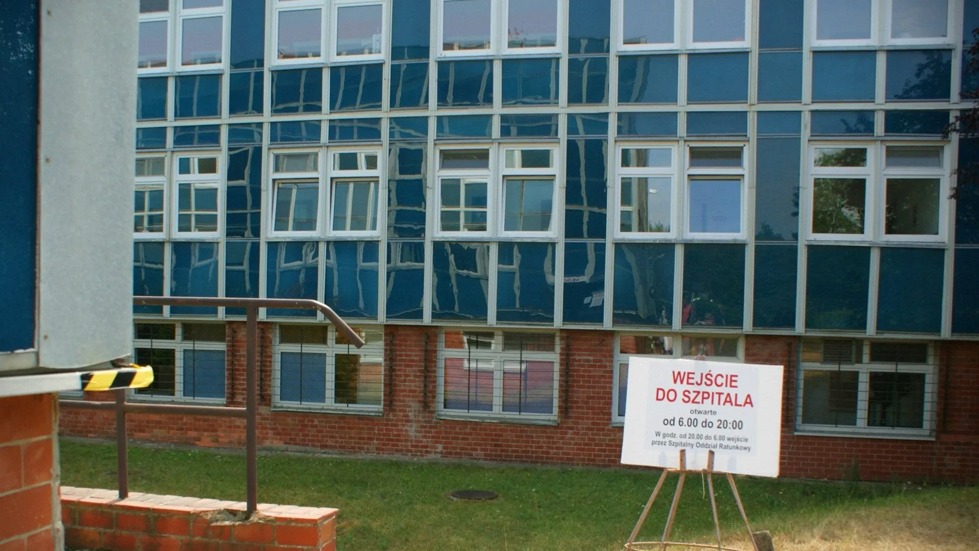 Wejście zostało odpowiednio oznakowane tablicami informacyjnymi. Pozostałe wejścia do Szpitala funkcjonują bez zmian.