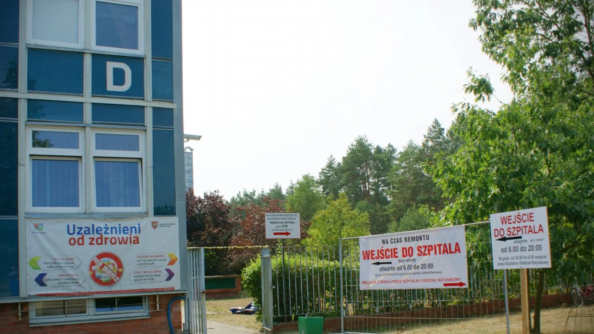 Wejście zostało odpowiednio oznakowane tablicami informacyjnymi. Pozostałe wejścia do Szpitala funkcjonują bez zmian.