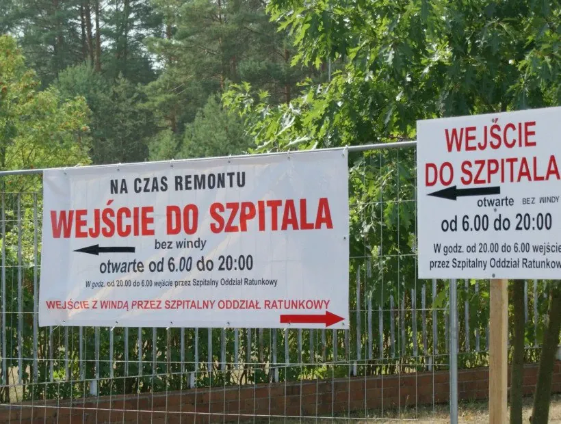 Wejście zostało odpowiednio oznakowane tablicami informacyjnymi. Pozostałe wejścia do Szpitala funkcjonują bez zmian.