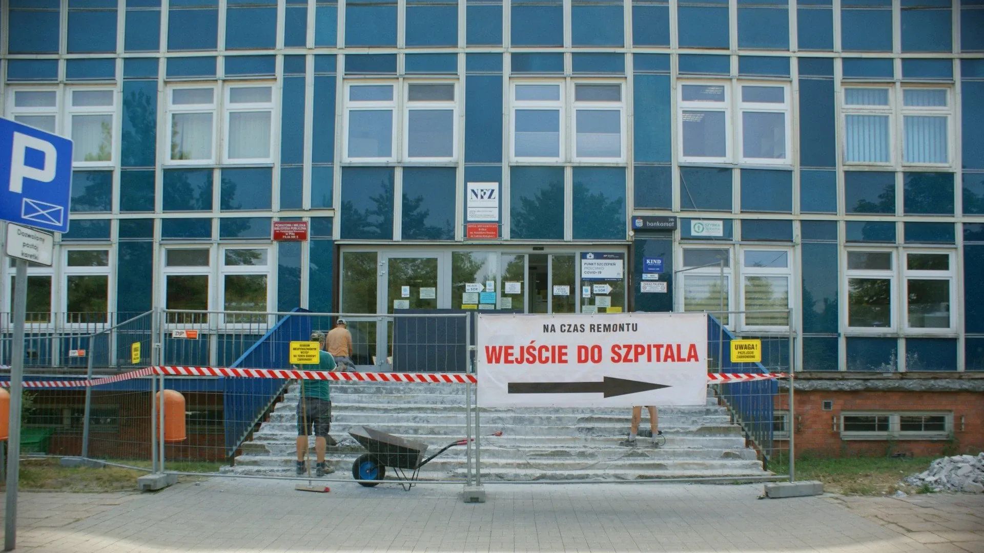 Utrudnienia związane są z remontem podjazdu dla osób niepełnosprawnych oraz schodów i przewiduje się, że potrwają około 3 tygodnie.
