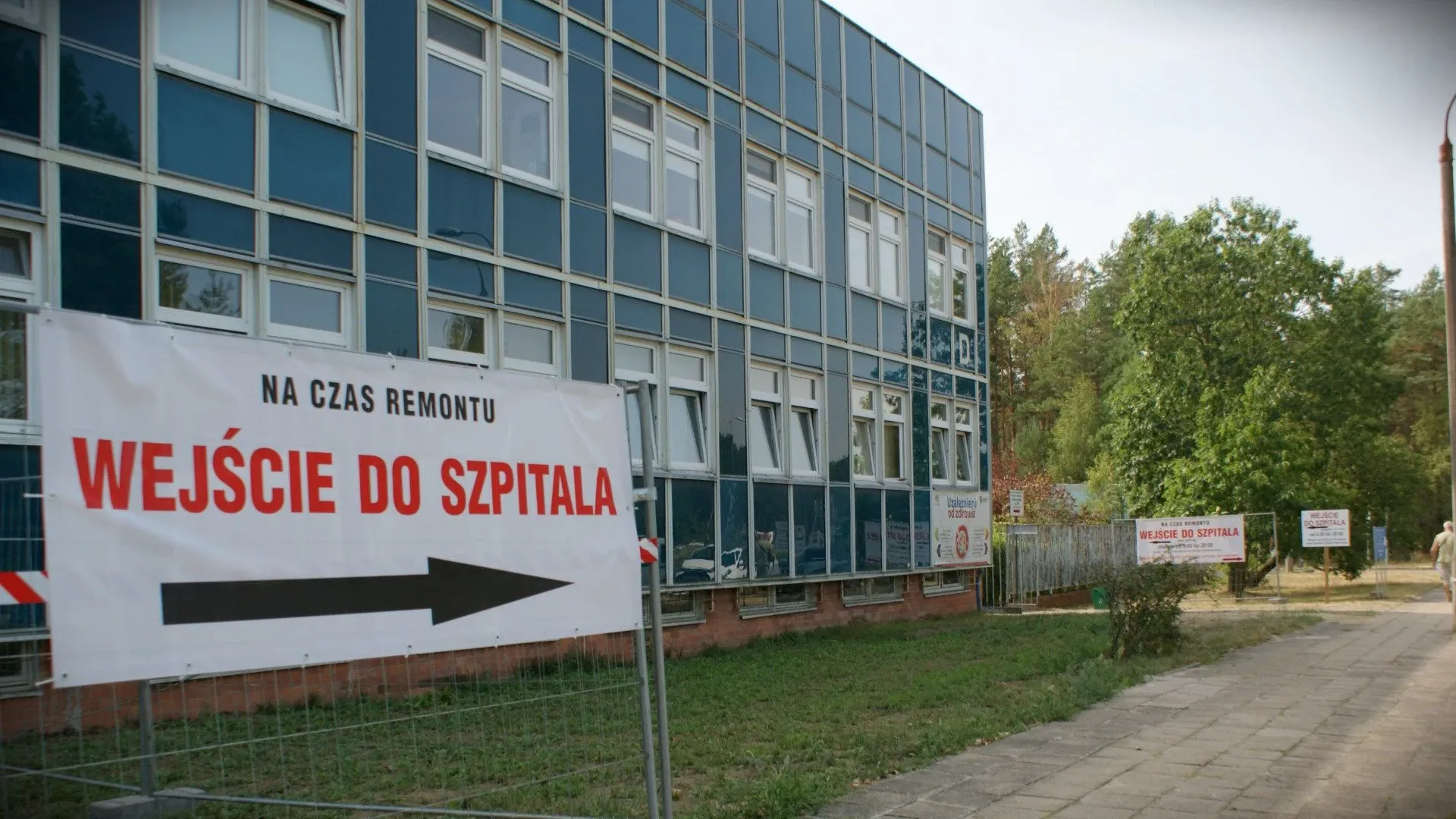 Przypominamy, że na czas remontów wejście do szpitala odbywa się z boku budynku.