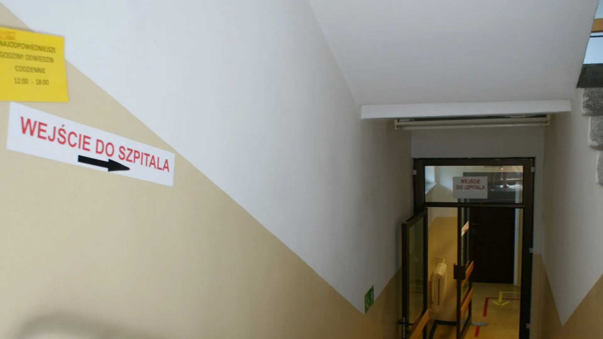Wejście zostało odpowiednio oznakowane tablicami informacyjnymi. Pozostałe wejścia do Szpitala funkcjonują bez zmian.