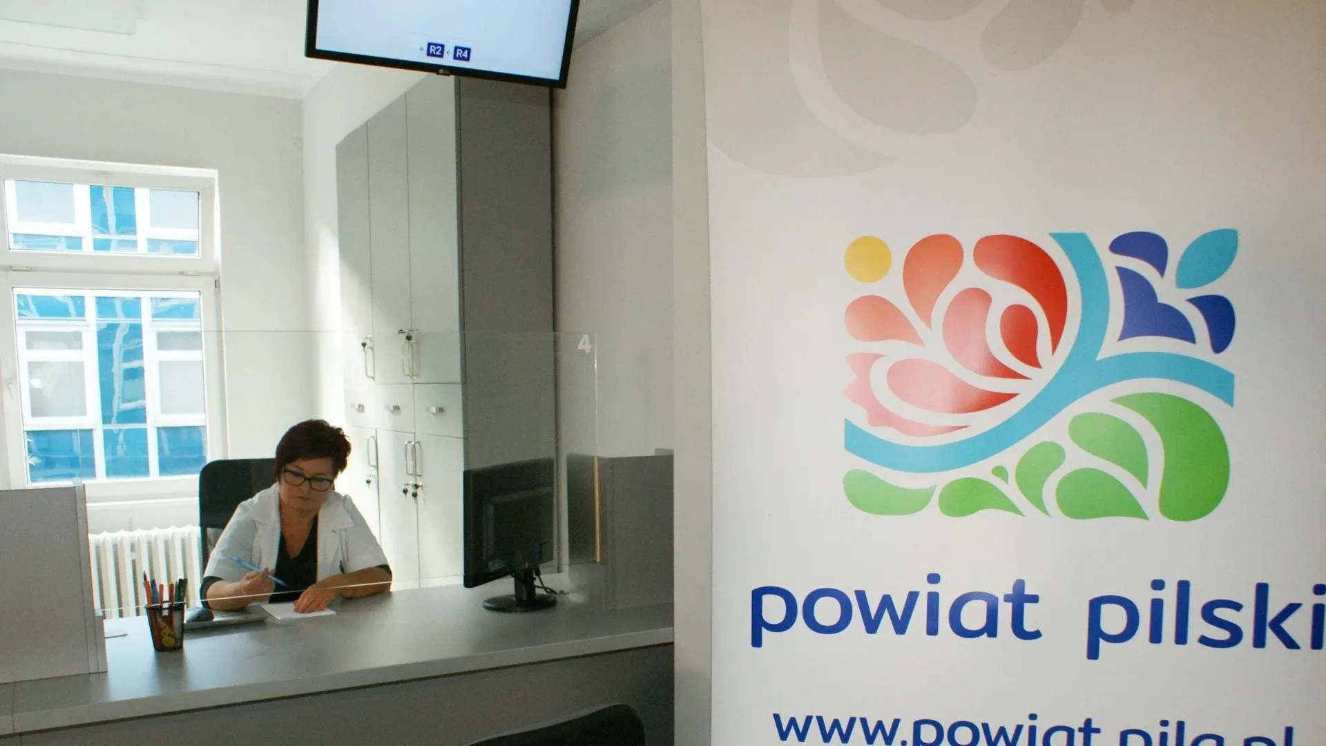 W przeciągu ostatnich dni m.in. odświeżono ściany, zamontowano nowe blaty, bramę rolowaną, wyłożono wykładziny wykonane z matowych materiałów, w trakcie montażu są funkcjonalne meble i biurka.