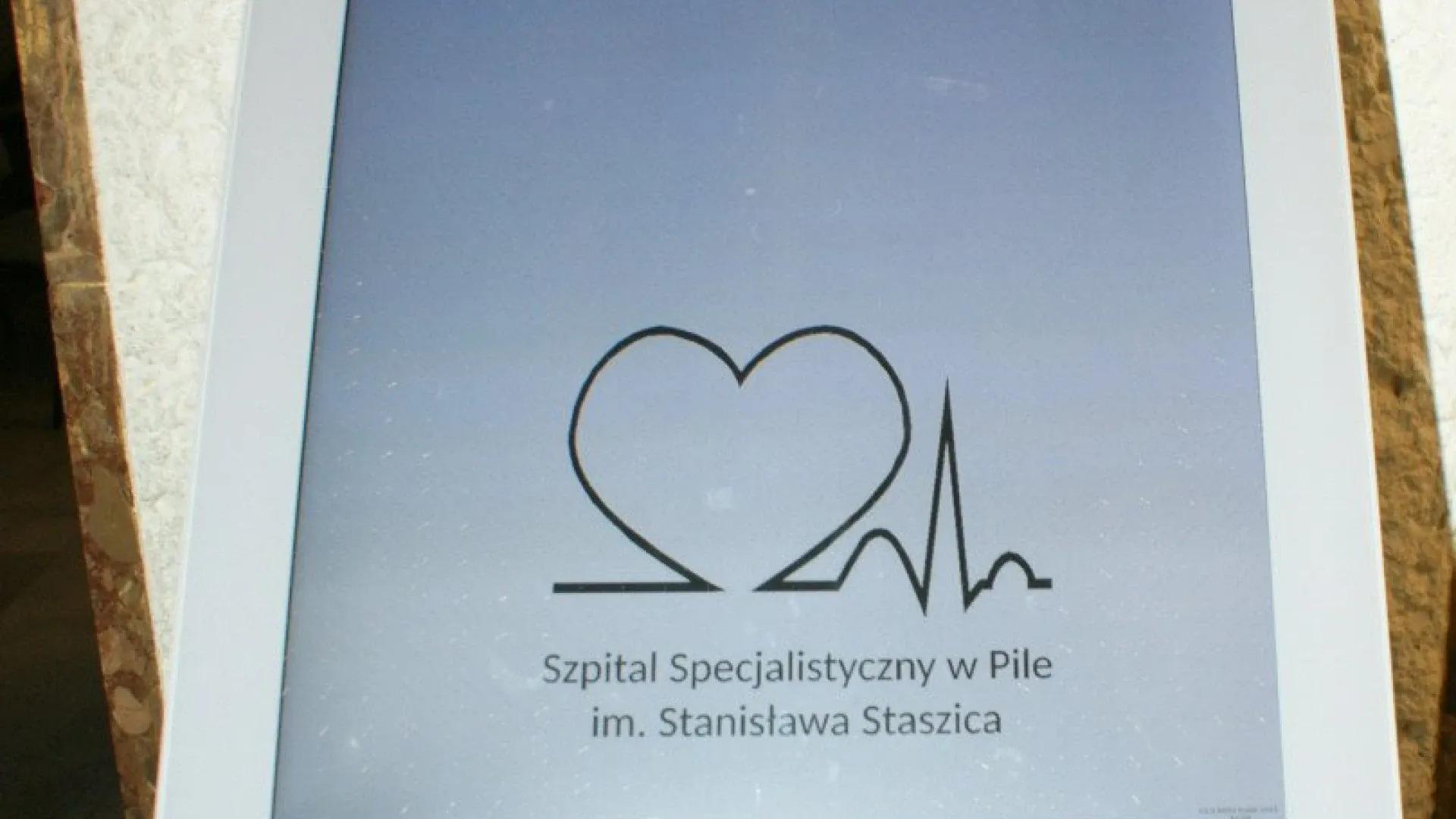 Poczekalnia przy Rejestracji zostanie wyposażona w „system kolejkowy”, który pozwoli uporządkować proces obsługi Pacjenta.