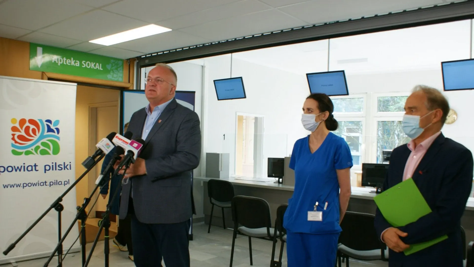 Eligiusz Komarowski - starosta pilski, Wojciech Szafrański - dyrektor Szpitala, dr n. med. Monika Futyma - kierownik Oddziału Okulistycznego podczas konferencji prasowej nt. inwestycji w Szpitalu Specjalistycznym w Pile im. Stanisława Staszica.