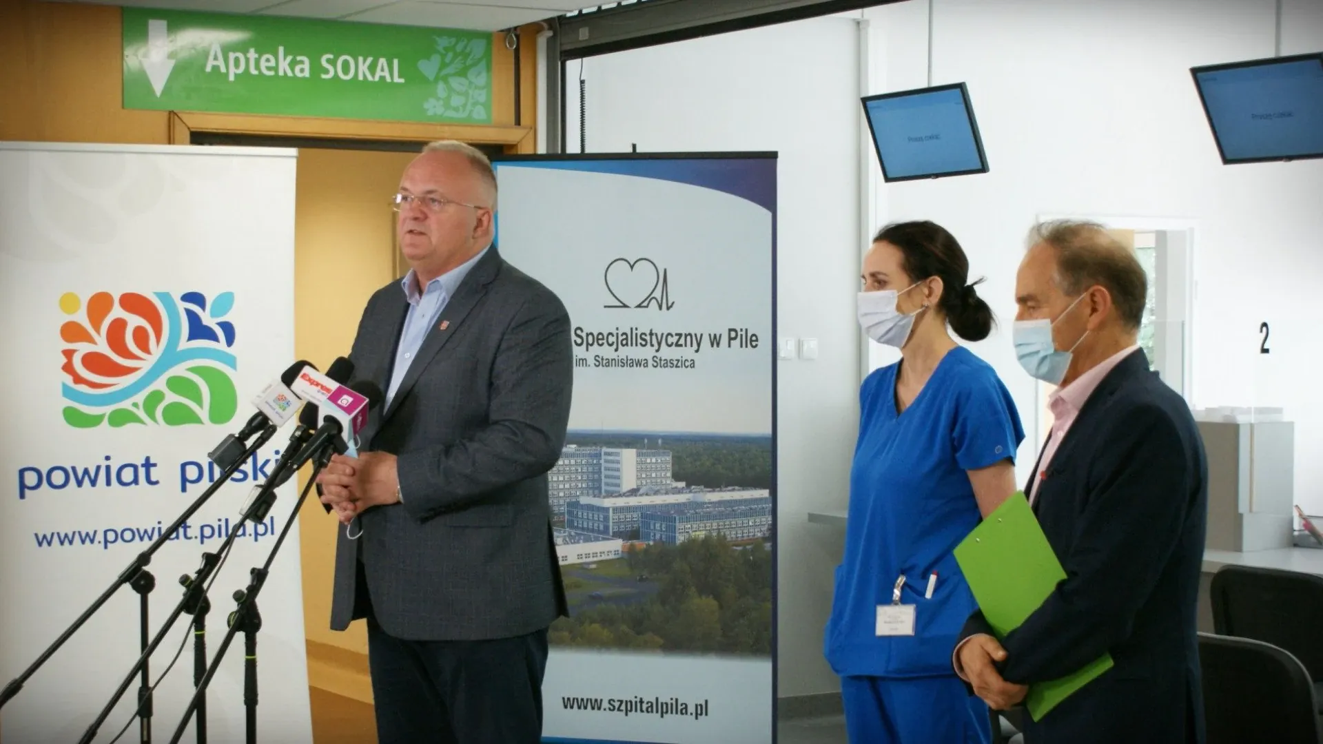Eligiusz Komarowski - starosta pilski, Wojciech Szafrański - dyrektor Szpitala, dr n. med. Monika Futyma - kierownik Oddziału Okulistycznego podczas konferencji prasowej nt. inwestycji w Szpitalu Specjalistycznym w Pile im. Stanisława Staszica.