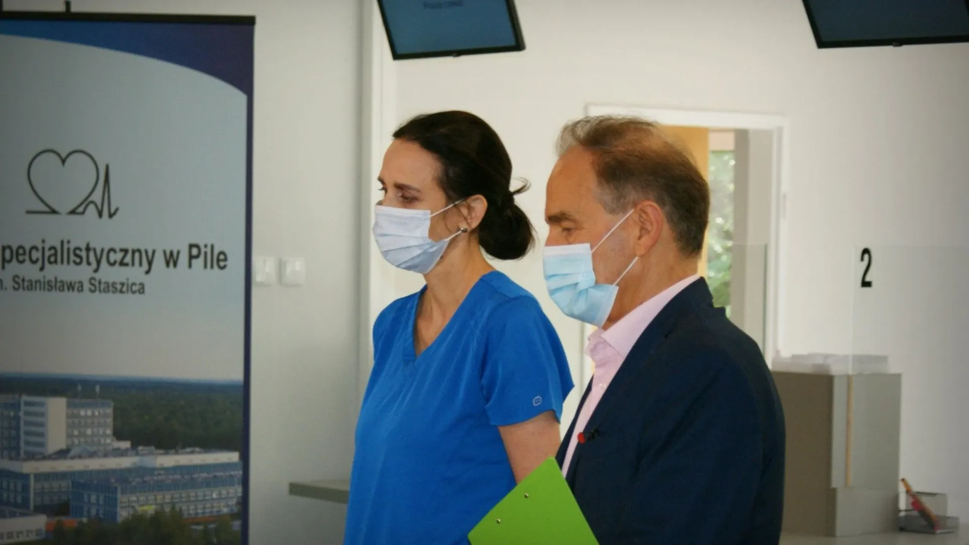 Wojciech Szafrański - dyrektor Szpitala i dr n. med. Monika Futyma - kierownik Oddziału Okulistycznego podczas konferencji prasowej nt. inwestycji w Szpitalu Specjalistycznym w Pile im. Stanisława Staszica.