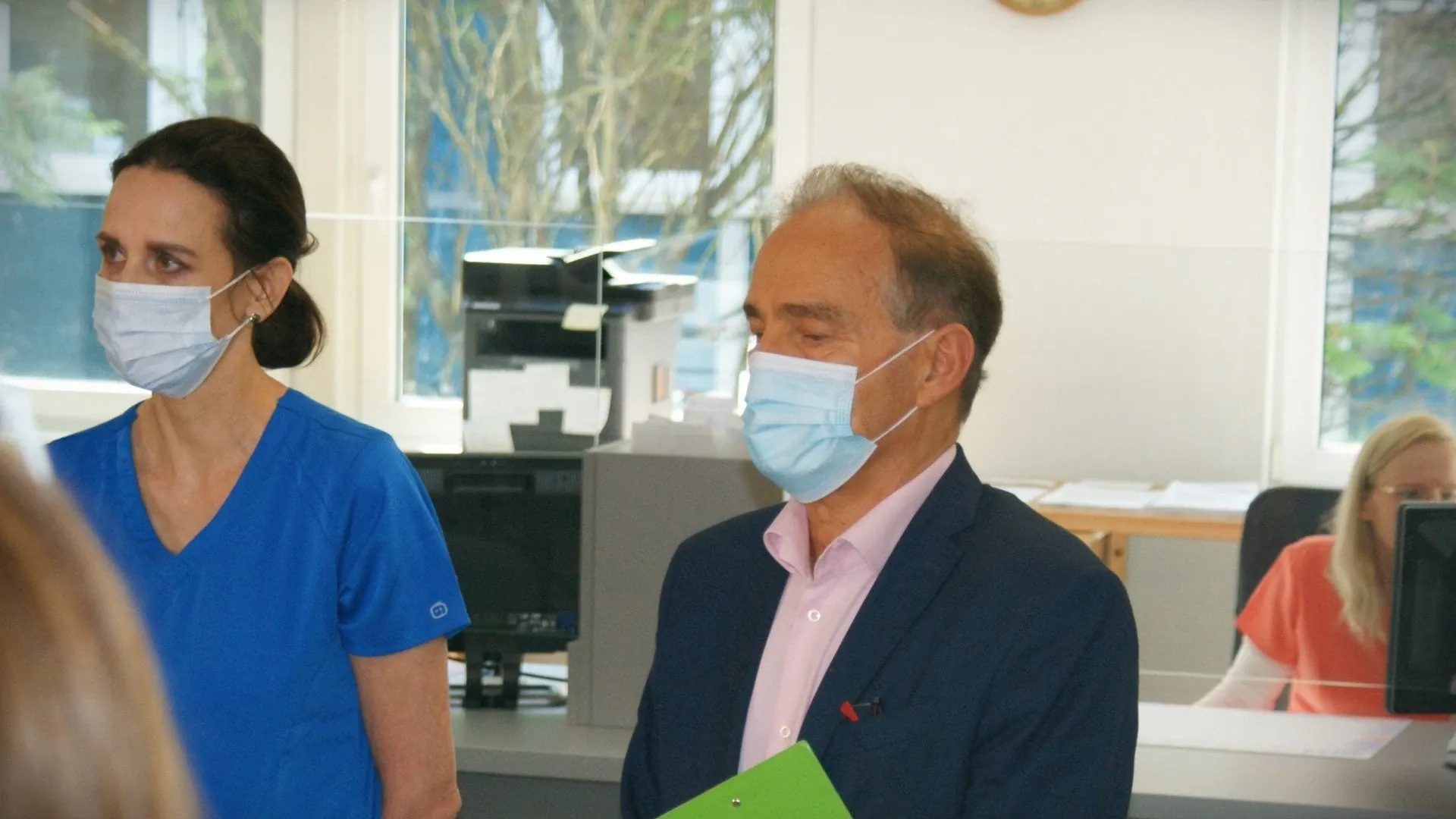 Wojciech Szafrański - dyrektor Szpitala i dr n. med. Monika Futyma - kierownik Oddziału Okulistycznego podczas konferencji prasowej nt. inwestycji w Szpitalu Specjalistycznym w Pile im. Stanisława Staszica.