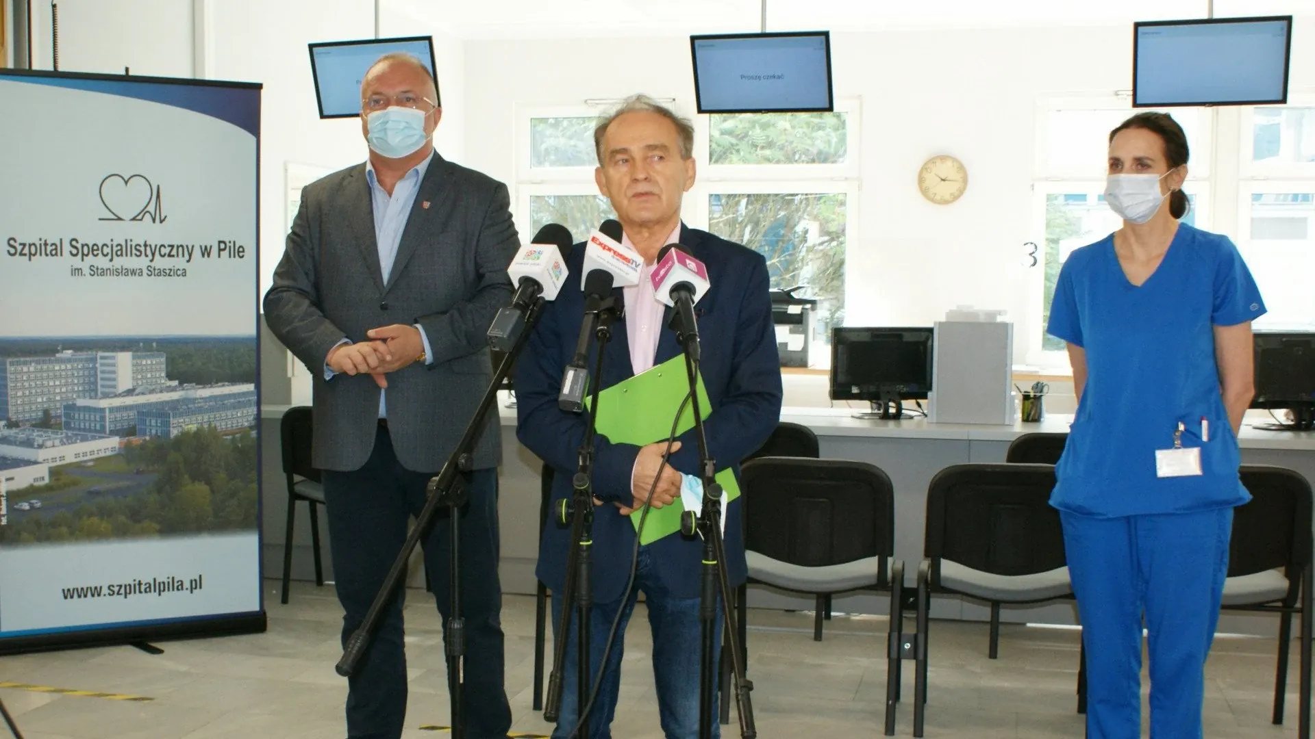 Eligiusz Komarowski - starosta pilski, Wojciech Szafrański - dyrektor Szpitala, dr n. med. Monika Futyma - kierownik Oddziału Okulistycznego podczas konferencji prasowej nt. inwestycji w Szpitalu Specjalistycznym w Pile im. Stanisława Staszica.