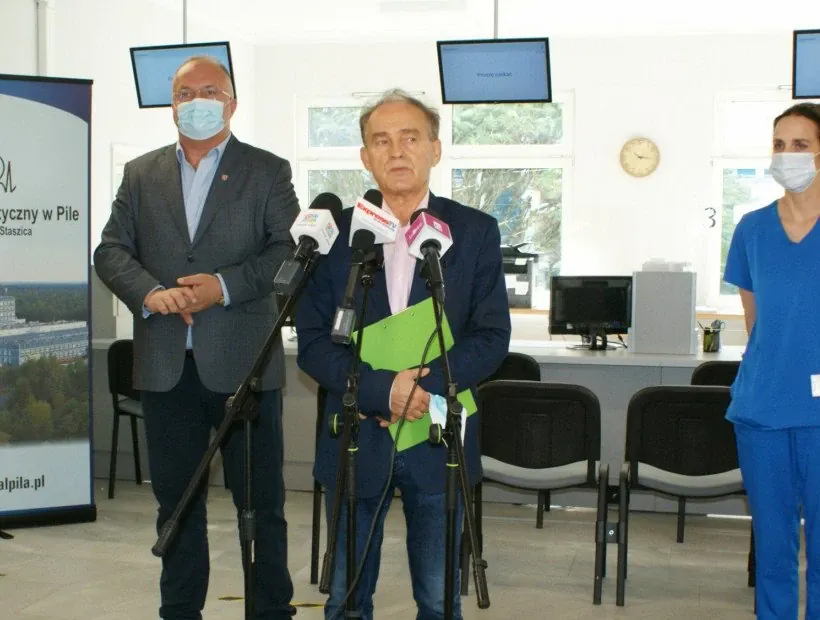 Eligiusz Komarowski - starosta pilski, Wojciech Szafrański - dyrektor Szpitala, dr n. med. Monika Futyma - kierownik Oddziału Okulistycznego podczas konferencji prasowej nt. inwestycji w Szpitalu Specjalistycznym w Pile im. Stanisława Staszica.