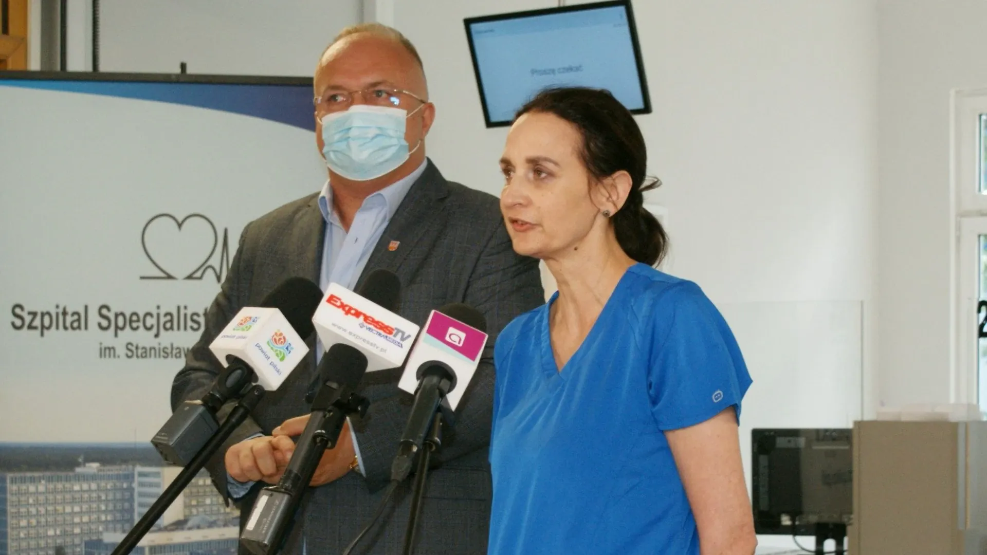 Eligiusz Komarowski - starosta pilski i dr n. med. Monika Futyma - kierownik Oddziału Okulistycznego podczas konferencji prasowej nt. inwestycji w Szpitalu Specjalistycznym w Pile im. Stanisława Staszica.