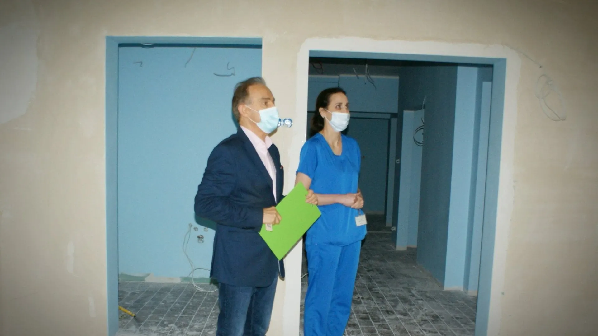 Wojciech Szafrański - dyrektor Szpitala Specjalistycznego im. Stanisława Staszica i dr n. med. Monika Futyma - kierownik Oddziału Okulistycznego wizytują remont Oddziału Okulistycznego.