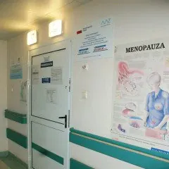 W ustalonym terminie pacjent, z dokumentem potwierdzającym tożsamość, zgłasza się do rejestracji Zakładu Radiologii  w celu uzupełnienia dokumentacji medycznej, po czym kierowany jest do odpowiedniej pracowni.