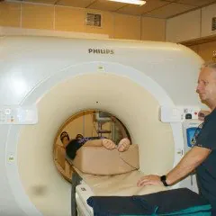 W ustalonym terminie pacjent, z dokumentem potwierdzającym tożsamość, zgłasza się do rejestracji Zakładu Radiologii  w celu uzupełnienia dokumentacji medycznej, po czym kierowany jest do odpowiedniej pracowni.