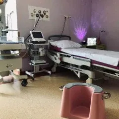 Doświadczeni operatorzy przeprowadzają zabiegi medyczne z wykorzystaniem nowoczesnych technik i wiedzy medycznej.