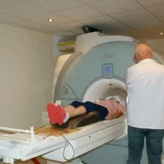 W ustalonym terminie pacjent, z dokumentem potwierdzającym tożsamość, zgłasza się do rejestracji Zakładu Radiologii  w celu uzupełnienia dokumentacji medycznej, po czym kierowany jest do odpowiedniej pracowni.