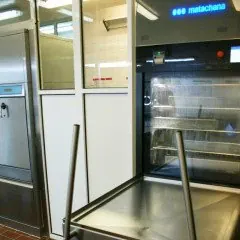 Sterylizację przeprowadzamy następującymi metodami: parą wodną pod ciśnieniem w zakresie dwóch temp. 121°C, 134°C i sterylizacja niskotemperaturowa tlenkiem etylenu (temp. 55°C, 37°C).
