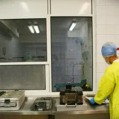 Lokalizacja działu umożliwia dogodne połączenie z blokiem operacyjnym dwoma windami – brudną i sterylną oraz łatwy dostęp dla wszystkich jednostek organizacyjnych szpitala i usługodawców z zewnątrz.
