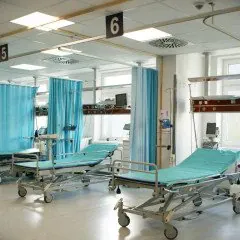 Świadczenia opieki zdrowotnej polegają na wstępnej diagnostyce oraz podjęciu leczenia w zakresie niezbędnym dla stabilizacji funkcji życiowych osób, które zgłaszają się w stanie nagłego zagrożenia zdrowotnego.