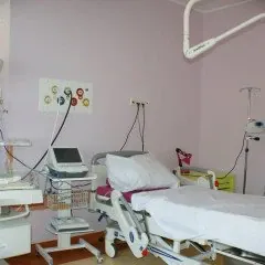 Oddział Ginekologiczno-Położniczy liczy 44 łóżka (w tym 4 łóżka porodowe) i zajmuje się m.in. udzielaniem świadczeń stacjonarnych w zakresie diagnozowania, leczenia zachowawczego i leczenia operacyjnego chorób kobiecych.