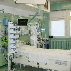 Oddział Intensywnej Terapii leczy chorych w stanie bezpośredniego zagrożenia życia, chorych poddanych rozległym i obciążającym operacjom, pacjentów z urazami wielonarządowymi oraz chorych po resuscytacji krążeniowo-oddechowej.