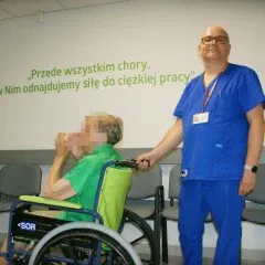 Osoby, które zostały przydzielone do kategorii pilności oznaczonej kolorem zielonym lub niebieskim, mogą być kierowane z oddziału do miejsc udzielania świadczeń zdrowotnych z zakresu podstawowej opieki zdrowotnej.