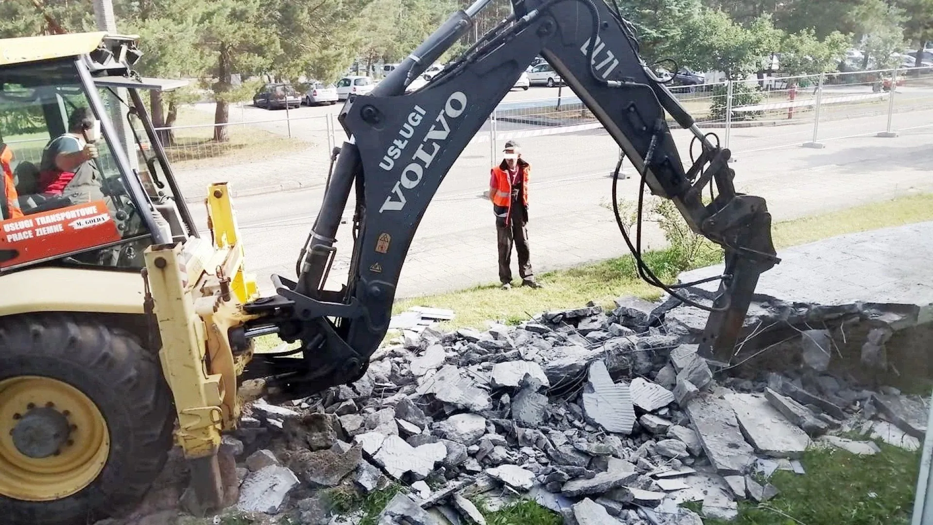 Trwa modernizacja wejścia głównego do Szpitala Specjalistycznego w Pile im. Stanisława Staszica wraz z pochylnią dla osób z niepełnosprawnościami.