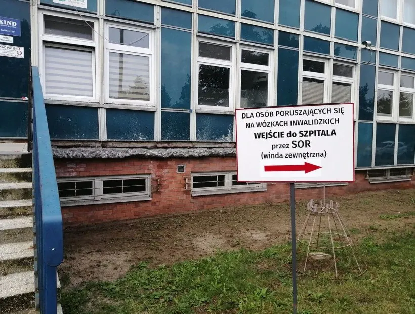 Wejście do Szpitala dla osób poruszających się na wózkach inwalidzkich odbywa się przez SOR.