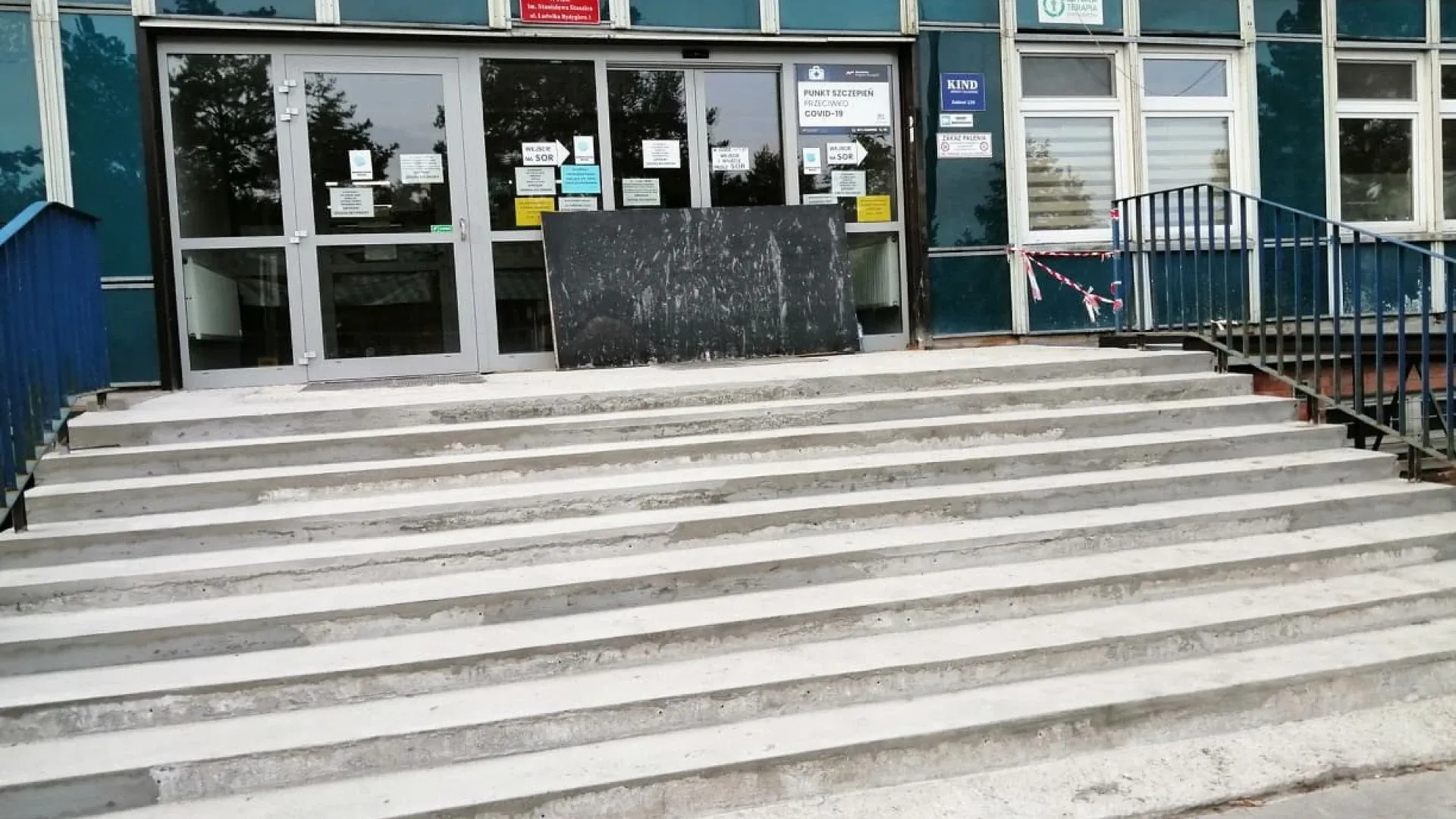 W ramach inwestycji poprawie ulegnie wejście główne do Szpitala, tak aby osobom ze szczególnymi potrzebami zapewnić kompleksowy dostęp do usług zdrowotnych.