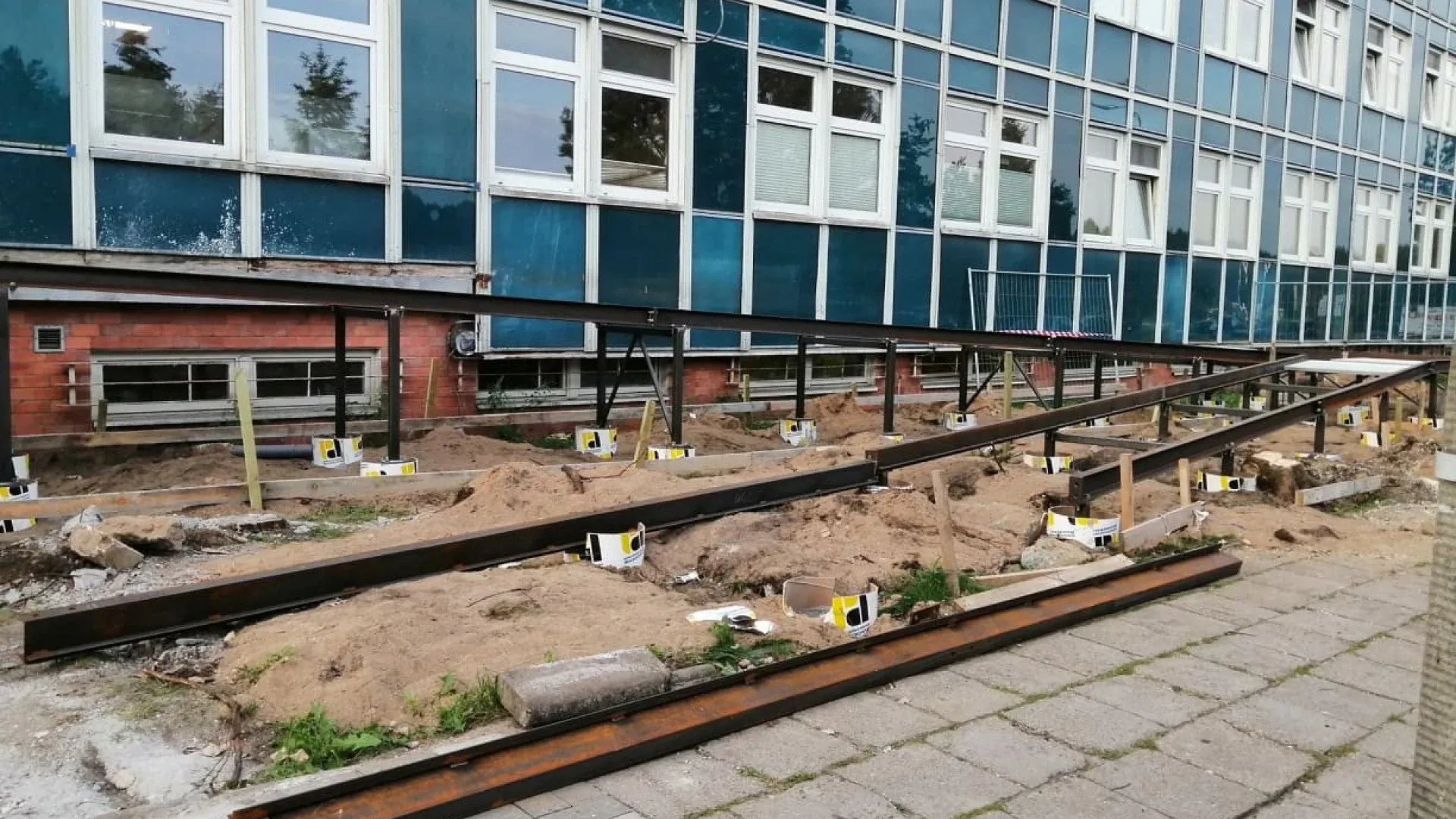 W ramach inwestycji poprawie ulegnie wejście główne do Szpitala, tak aby osobom ze szczególnymi potrzebami zapewnić kompleksowy dostęp do usług zdrowotnych.