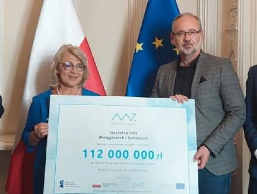 Minister Zdrowia Adam Niedzielski 18 sierpnia podpisał umowę z Prezes Naczelnej Rady Pielęgniarek i Położnych Zofią Małas.