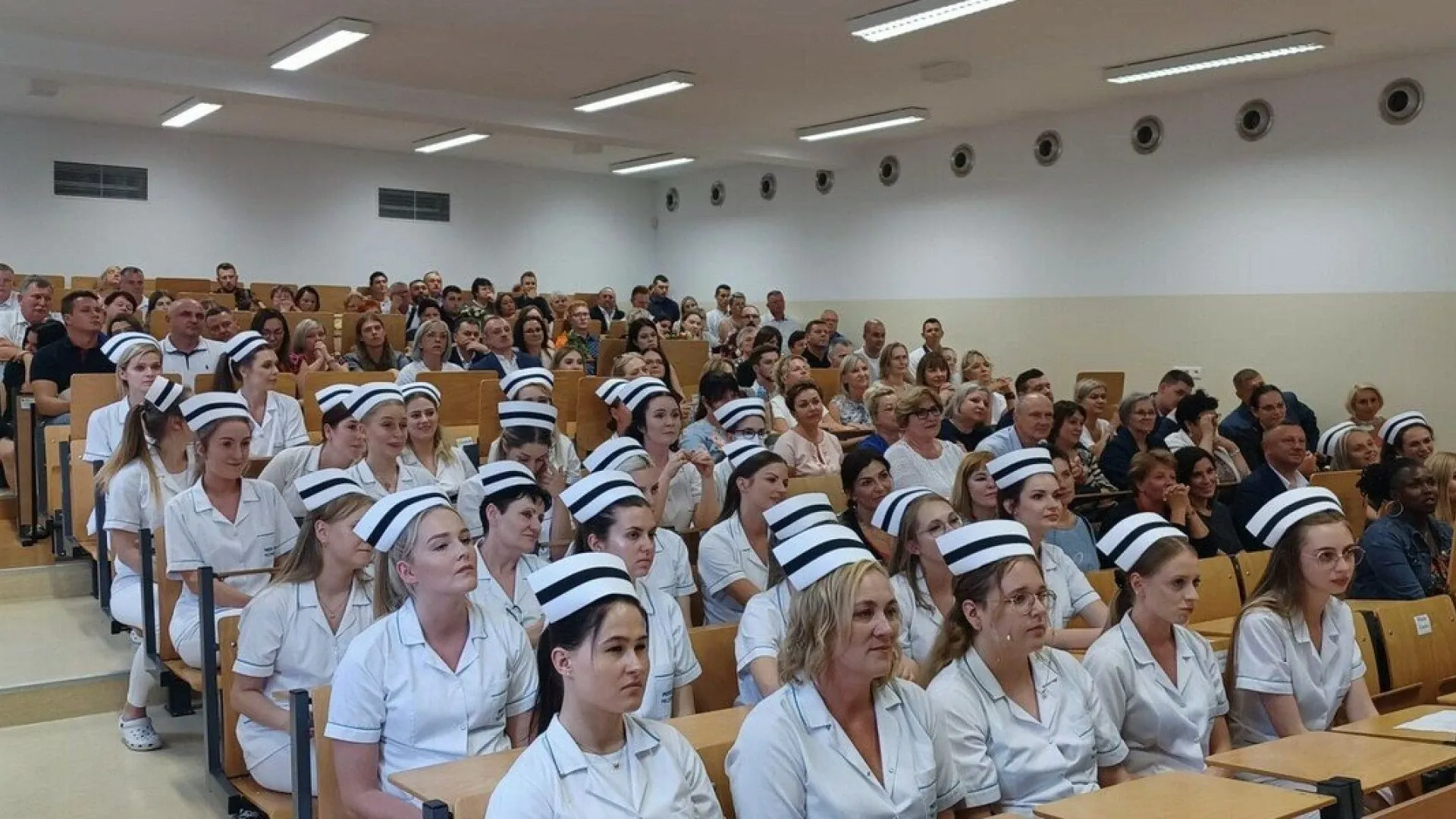 W tym roku, medyczny rynek pracy zyska 30 doskonale wykształconych pielęgniarek i pielęgniarzy, którzy właśnie zakończyli edukację w Akademii Nauk Stosowanych im. Stanisława Staszica w Pile.