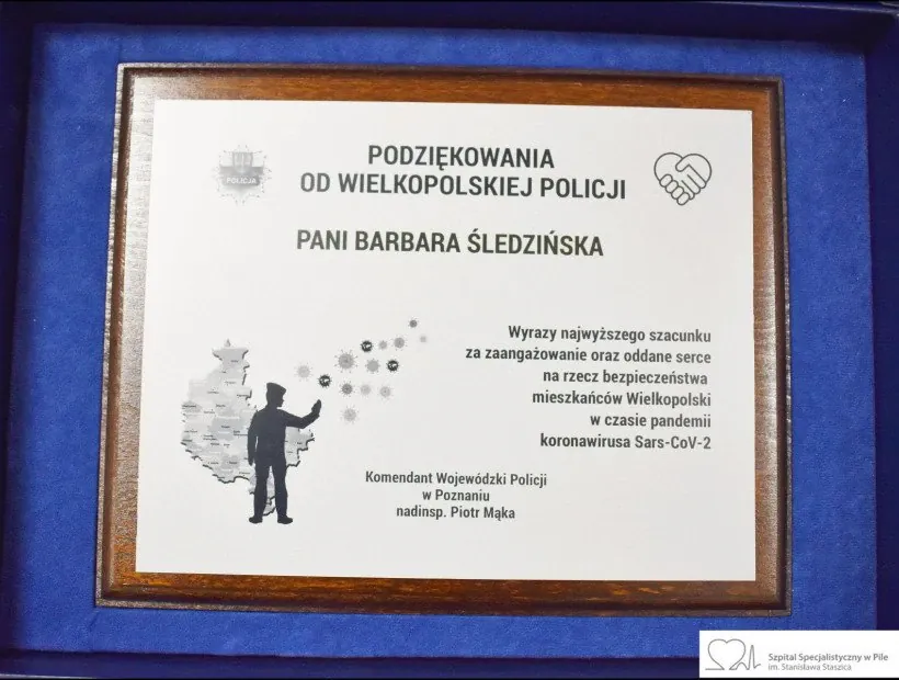 Komendant Wojewódzki Policji w Poznaniu, nadinsp. Piotr Mąka, podziękował Pani Barbarze Śledzińskiej.
