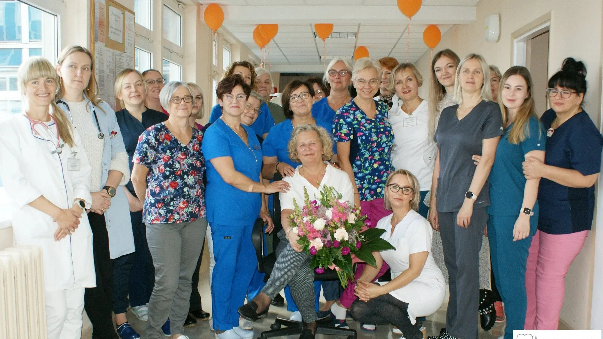 Personel medyczny Oddziału Neonatologicznego uroczyście pożegnał, odchodzącą na emeryturę pielęgniarkę – Elżbietę Sznycer.