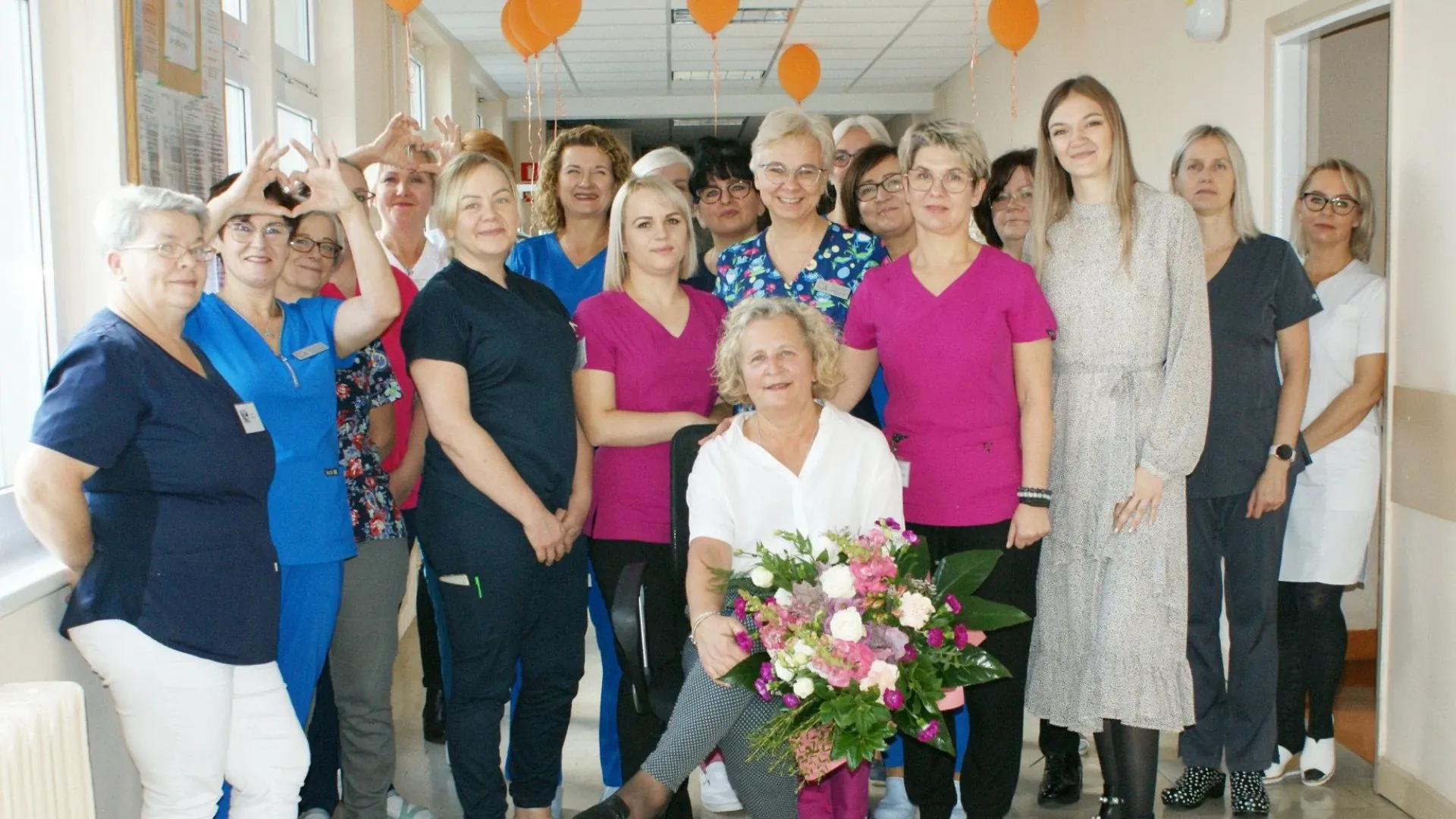 Personel medyczny Oddziału Neonatologicznego uroczyście pożegnał, odchodzącą na emeryturę pielęgniarkę – Elżbietę Sznycer.