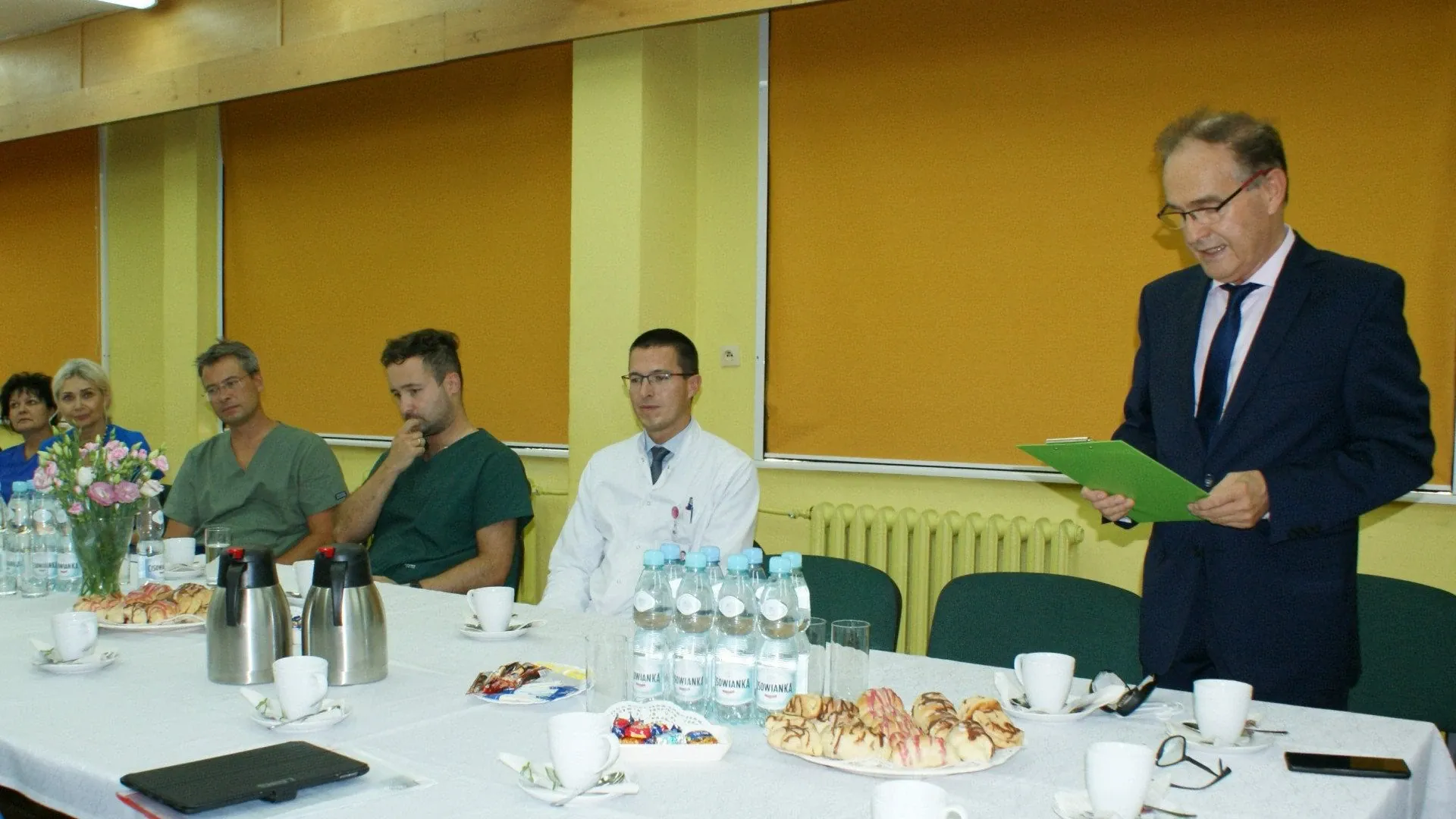 Dyrektor Wojciech Szafrański, gościom z Ministerstwa, przedstawił propozycję ścieżki umożliwiającej - w sposób bezpieczny i merytoryczny - wprowadzenie na polski rynek zdrowia pełnoprawnego lekarza specjalisty spoza UE.