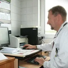 Lekarze kardiolodzy wszczepiają stymulatory serca i kardiodefibrylatory. Wykonują zabiegi angioplastyki i ablacji.