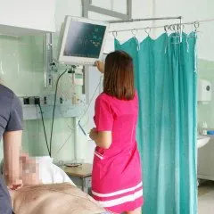 W Sali intensywnego nadzoru kardiologicznego znajduje się 6 stanowisk z monitorowaniem nieinwazyjnym, dysponuje sprzętem do pilnej diagnostyki i interwencji przy łóżku pacjenta.