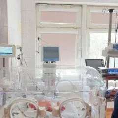 W diagnostyce nad noworodkami z wadami wrodzonymi opieramy się na współpracy ze specjalistami w dziedzinie kardiologii dziecięcej, chirurgii dziecięcej, radiologii, ortopedii, dermatologii, okulistyki.