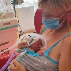 Dzięki stosowaniu nowoczesnych standardów opieki nad noworodkiem oraz aktualizacji wiedzy, podążając za trendami ograniczania antybiotykoterapii w okresie noworodkowym udało się znacznie zmniejszyć ilość leczonych dzieci.
