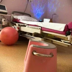 W pododdziale położniczym posiadamy sale jedno i dwuosobowe z systemem  rooming-in. Zapewniamy profesjonalną opiekę w zakresie wsparcia w laktacji i opieki nad noworodkiem.